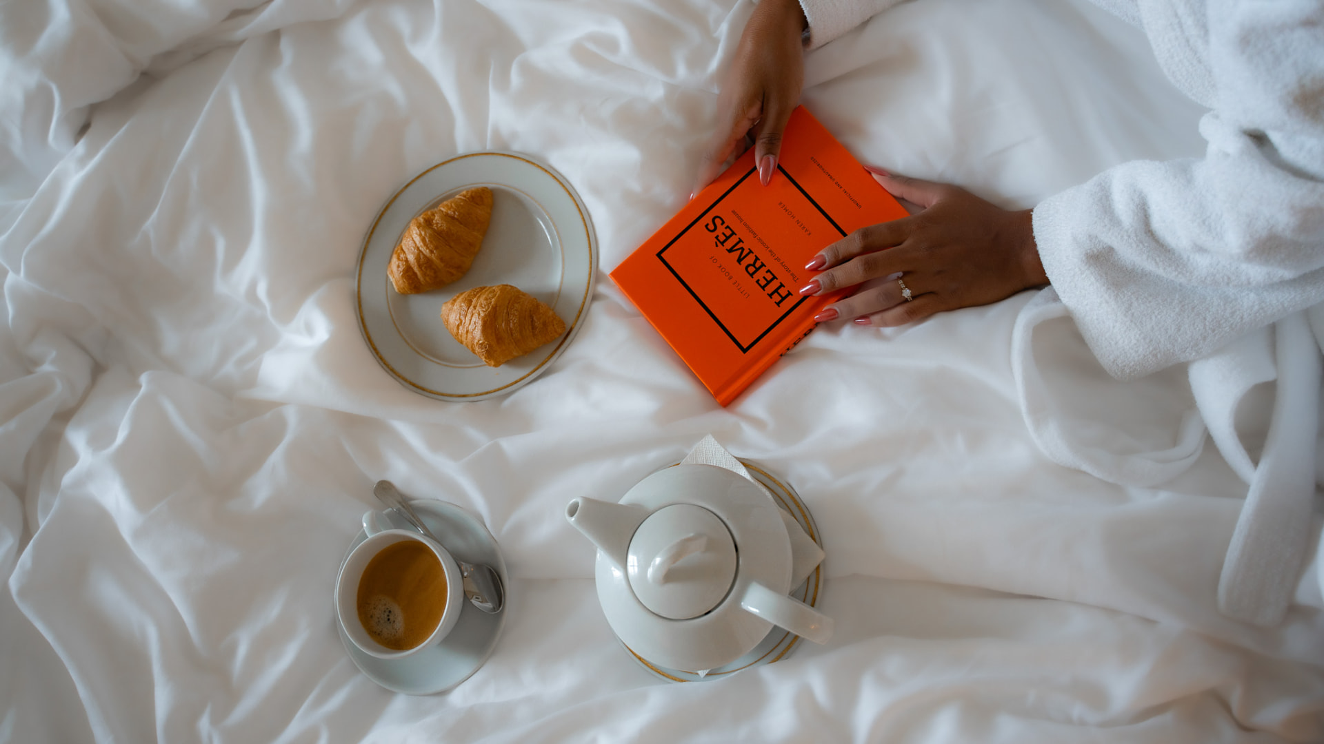 Frühstück im Bett in einem Hotelzimmer